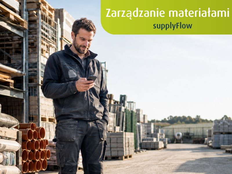 Pracownik na placu składowania materiałów budowlanych korzysta ze smartfona. W prawym górnym rogu widnieje napis „Zarządzanie materiałami – supplyFlow”.