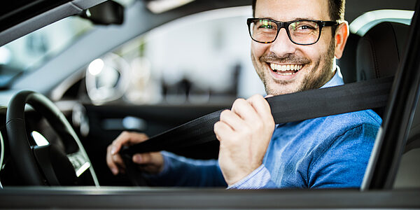 Zufriedener Fahrer mit Sicherheitsgurt im Fahrzeug der geoCapture-Flotte