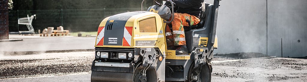 Baumaschine auf einer Baustelle, Betriebsstunden per GPS
