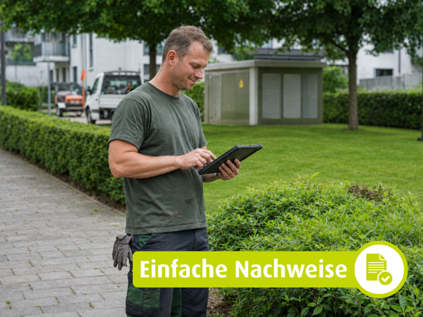 GaLaBauer am Tablet für Dokumentation von Leistungen