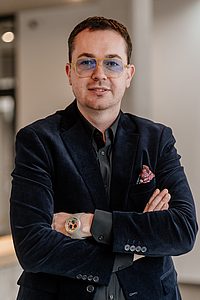 Professionelles Business-Porträt eines Mannes mit Brille im modernen Büro – Führungskraft im Unternehmensumfeld